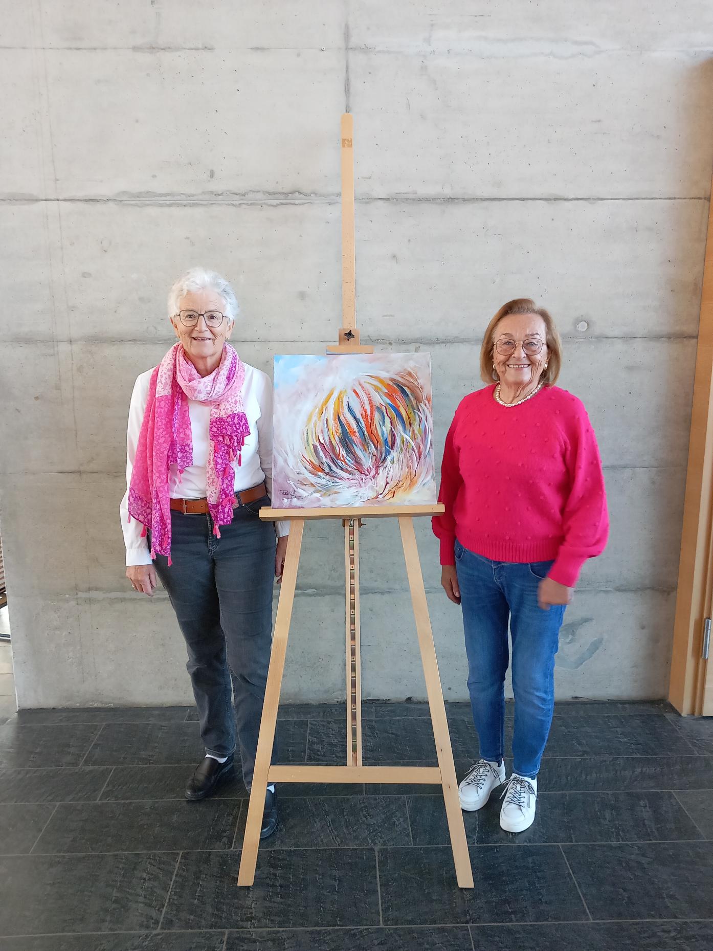 Die „Live-Arbeit“ von Künstlerin Katalin Harrer (re.) während des Burghauser Seniorennachmittags im Oktober war der Burghauserin Bieterin Rita Meier (li.) in der anschließenden Versteigerung 400 Euro wert. Fotocredit: Stadt Burghausen /Sebastian Droysen