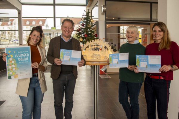 Die Wunschbäume selbst stehen noch nicht, aber die Wunschzettel sind schon im Umlauf und kommen demnächst ausgefüllt zurück. Ab 27. November können sich Interessierte Wunschzettel von den Wunschbäumen holen. V.l.n.r.: Magdalena Weber, Leiterin des Bürgerhauses, Erster Bürgermeister Florian Schneider, Doris Graf, Familienreferentin, und Christin Moll, Leiterin der Stadtbibliothek. Fotocredit: Stadt Burghausen/ebh