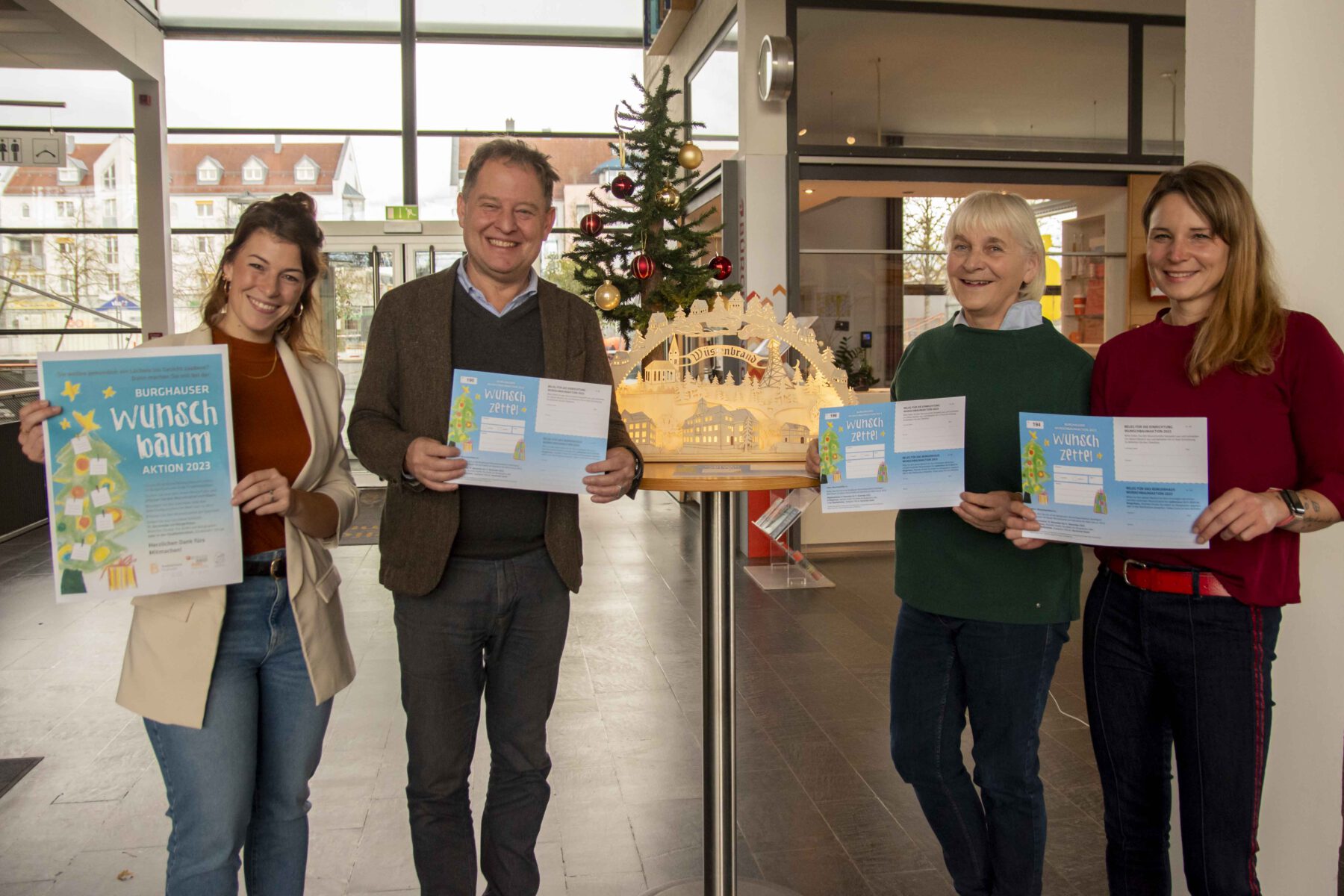 Die Wunschbäume selbst stehen noch nicht, aber die Wunschzettel sind schon im Umlauf und kommen demnächst ausgefüllt zurück. Ab 27. November können sich Interessierte Wunschzettel von den Wunschbäumen holen. V.l.n.r.: Magdalena Weber, Leiterin des Bürgerhauses, Erster Bürgermeister Florian Schneider, Doris Graf, Familienreferentin, und Christin Moll, Leiterin der Stadtbibliothek. Fotocredit: Stadt Burghausen/ebh