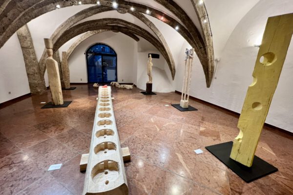 PM 319 Ausstellung Projektraum Rathaus freier Eintritt Bildhauer Hallstatt Foto köx Im Projektraum des Burghauser Rathauses sind die Holzskulpturen des Abschlussjahrgangs der Bildhauerschule Hallstatt ausgestellt. Der Eintritt ist zu den Öffnungszeiten des Rathauses frei. Fotocredit: Stadt Burghausen / Königseder