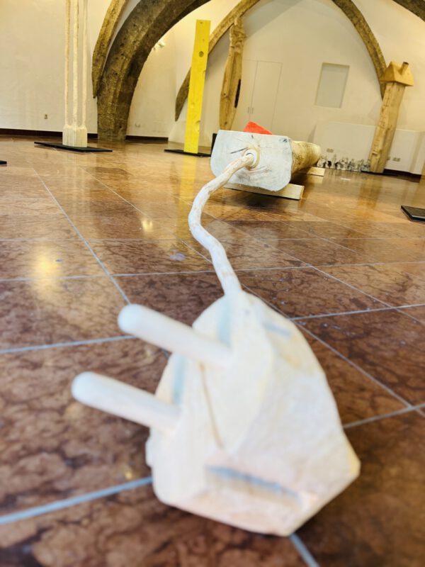 Im Projektraum des Burghauser Rathauses sind die Holzskulpturen des Abschlussjahrgangs der Bildhauerschule Hallstatt ausgestellt. Der Eintritt ist zu den Öffnungszeiten des Rathauses frei. Fotocredit: Stadt Burghausen / Königseder 