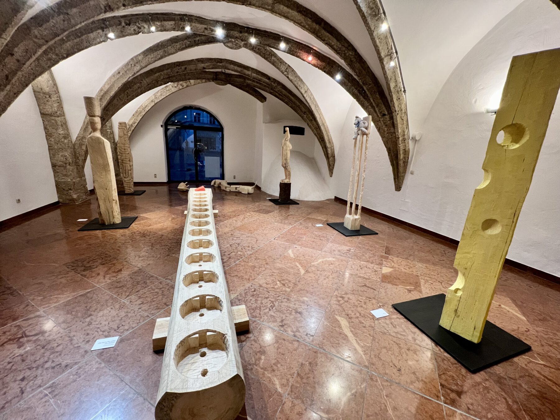 Im Projektraum des Burghauser Rathauses sind die Holzskulpturen des Abschlussjahrgangs der Bildhauerschule Hallstatt ausgestellt. Der Eintritt ist zu den Öffnungszeiten des Rathauses frei. Fotocredit: Stadt Burghausen / Königseder