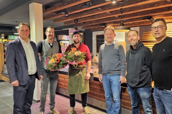 Christian Estermair, Geschäftsführer WiFöG, Gerald Boller und Dominik Brandl, die neuen Betreiber des Frischemarkts, Erster Bürgermeister Florian Schneider, Dritter Bürgermeister Stefan Angstl und Stadtrat Bernhard Harrer. © Stadt Burghausen/ebh