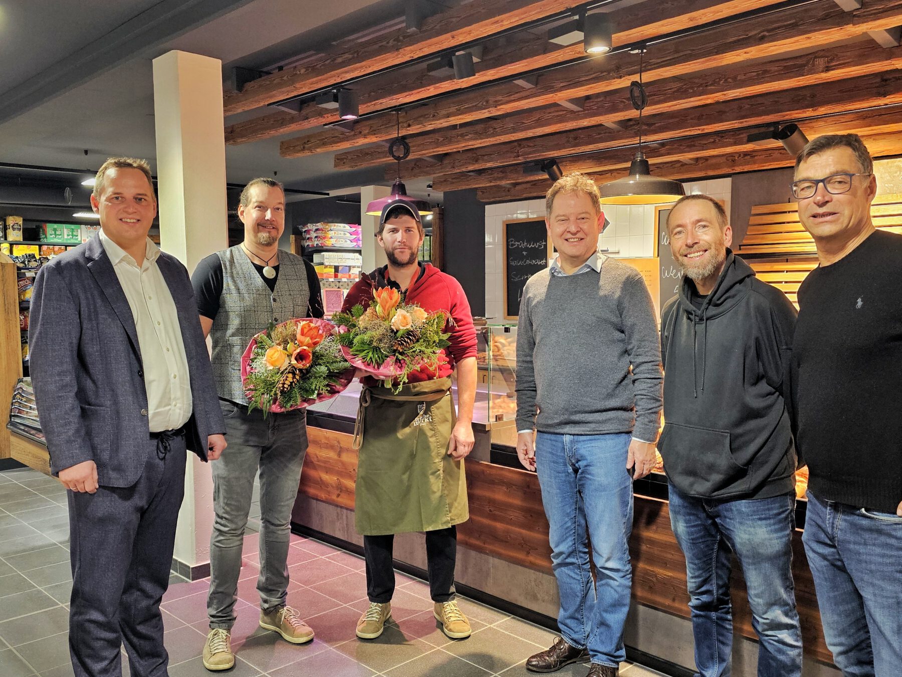 Christian Estermair, Geschäftsführer WiFöG, Gerald Boller und Dominik Brandl, die neuen Betreiber des Frischemarkts, Erster Bürgermeister Florian Schneider, Dritter Bürgermeister Stefan Angstl und Stadtrat Bernhard Harrer. © Stadt Burghausen/ebh