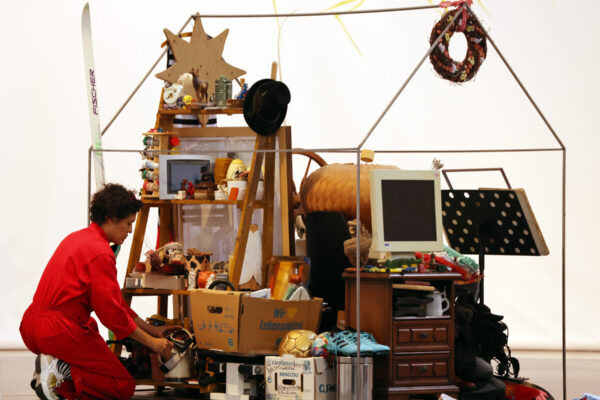 Adriana Torres Topaga mit den gesammelten „Cacharreos“ während der Ausstellung in der Studienkirche im Sommer 2023. © Gerhard Nixdorf