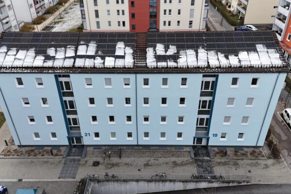 BU: Die energetische Modernisierung des Hauskomplexes Friedrich-Ebert-Straße 19/21 spart seinen Bewohnern eine Menge Stromkosten. Fotocredit: BuWoG
