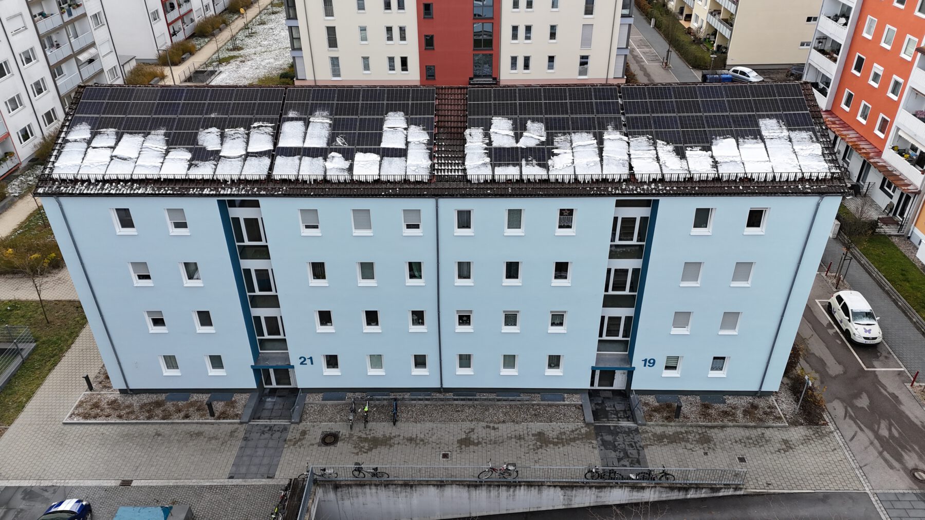BU: Die energetische Modernisierung des Hauskomplexes Friedrich-Ebert-Straße 19/21 spart seinen Bewohnern eine Menge Stromkosten. Fotocredit: BuWoG