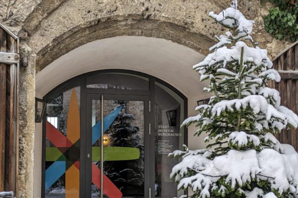 Museumseingang Winter © Stadt Burghausen/Robin von Taeuffenbach