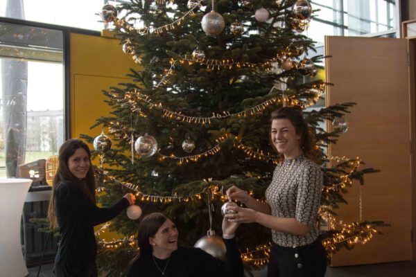 Das Team der Bürgerinfo schmückte den großen Weihnachtsbaum im Foyer des Bürgerhauses für die Musik am Weihnachtsbaum. © Stadt Burghausen/ebh
