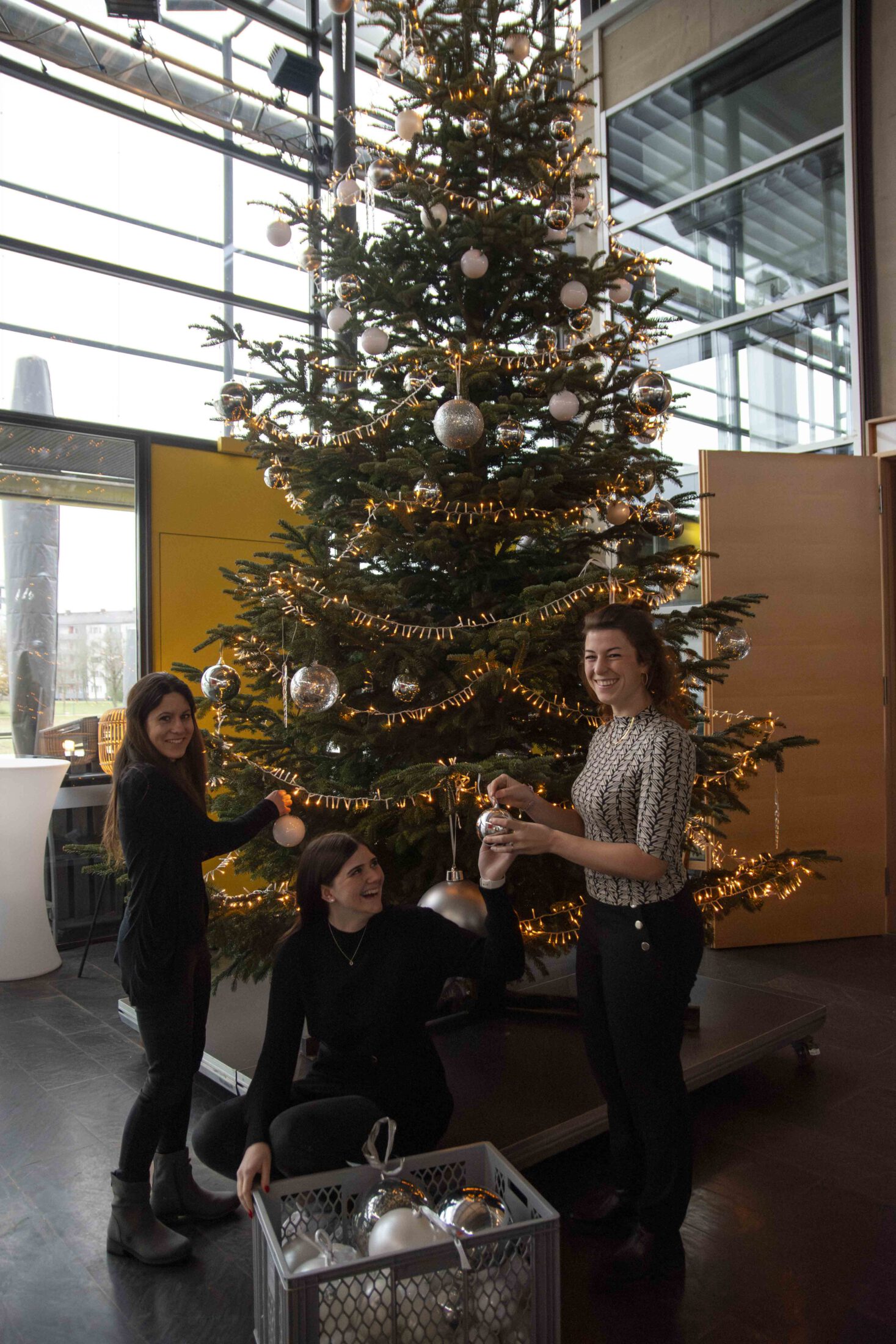 Das Team der Bürgerinfo schmückte den großen Weihnachtsbaum im Foyer des Bürgerhauses für die Musik am Weihnachtsbaum. © Stadt Burghausen/ebh