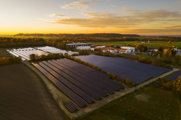 Der PV-Park Hieringer Feld wird nach Inbetriebnahme jährlich 4,2 Mio kWh grünen Strom erzeugen. Ab dem dritten Quartal 2024 geht er ans Netz. Fotocredit: ESB
