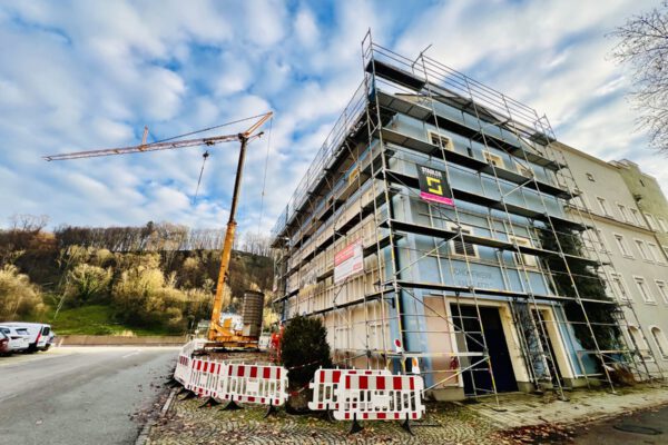 Das Pumpwerk oder auch Schöpfwerk in der Burghauser Altstadt bekommt ein neues Dach, nachdem es im Herbst durch eine Windhose zerstört wurde. Fotocredit Königseder