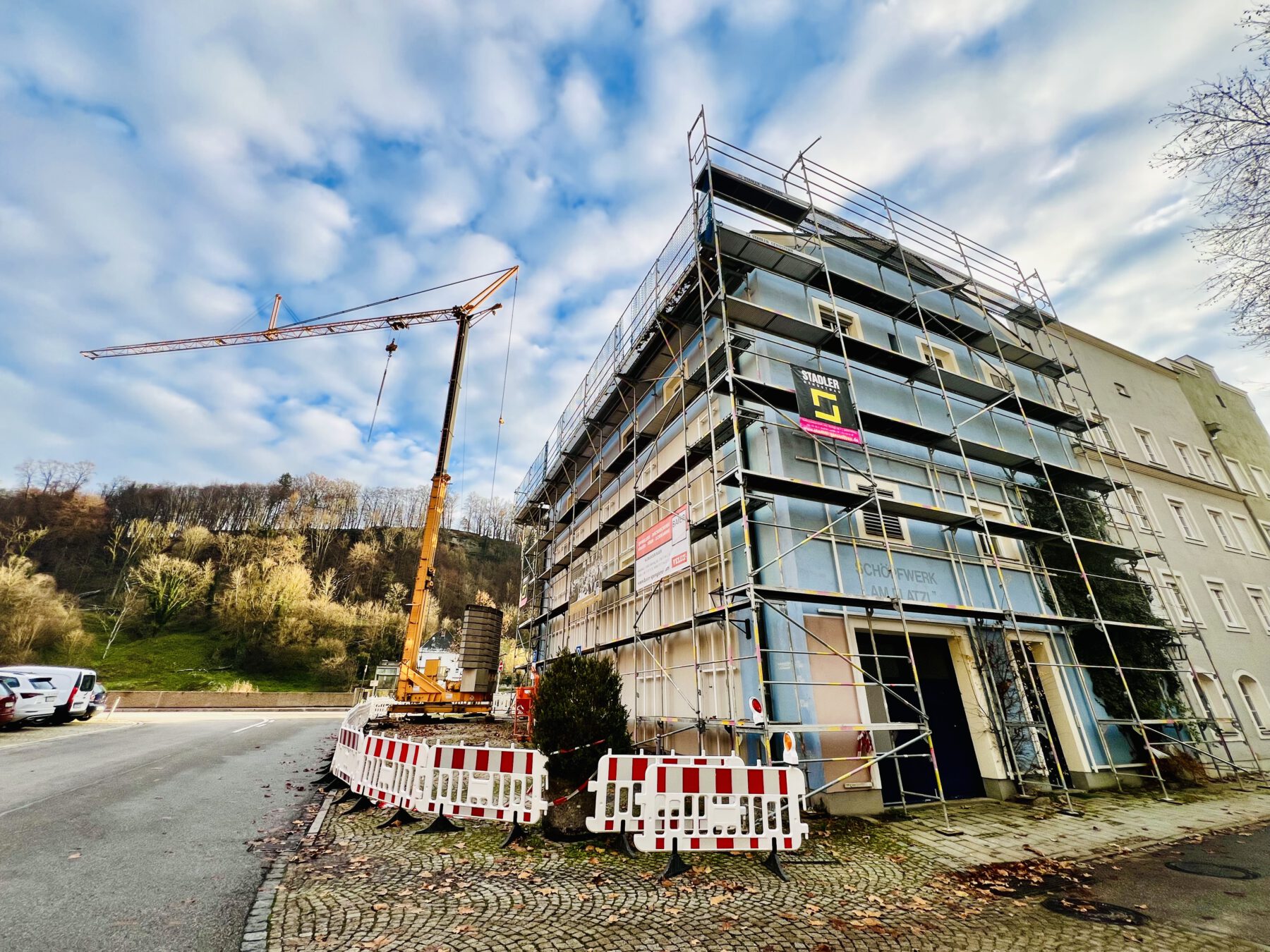 Das Pumpwerk oder auch Schöpfwerk in der Burghauser Altstadt bekommt ein neues Dach, nachdem es im Herbst durch eine Windhose zerstört wurde. Fotocredit Königseder