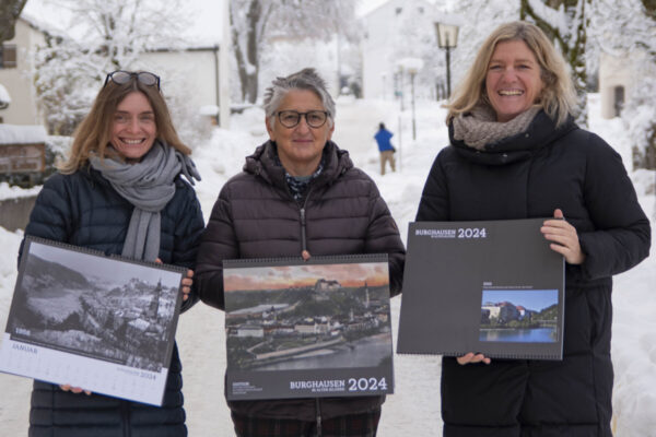 Ines Auerbach, Leiterin des Hauses der Fotografie, mit Elisabeth Bente und Birgit Stadler, Mitarbeiterinnen im Haus der Fotografie mit dem neuen Kalender „Burghausen in alten Bildern“. Bald schon beginnen die drei wieder mit der Planung für den nächsten Kalender. © Stadt Burghausen/ebh