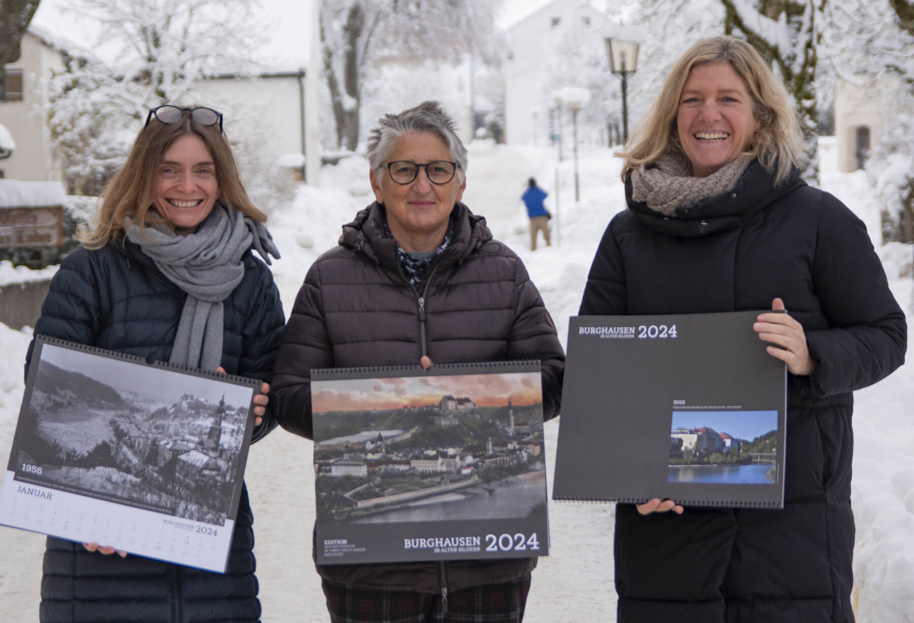 Ines Auerbach, Leiterin des Hauses der Fotografie, mit Elisabeth Bente und Birgit Stadler, Mitarbeiterinnen im Haus der Fotografie mit dem neuen Kalender „Burghausen in alten Bildern“. Bald schon beginnen die drei wieder mit der Planung für den nächsten Kalender. © Stadt Burghausen/ebh