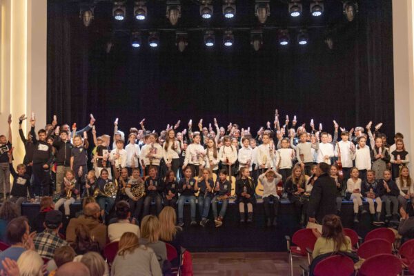 Am Ende des Nikolauskonzerts versammelten sich alle Kinder auf der Bühne, um ihren Schoko-Nikolaus abzuholen. © Stadt Burghausen/ebh