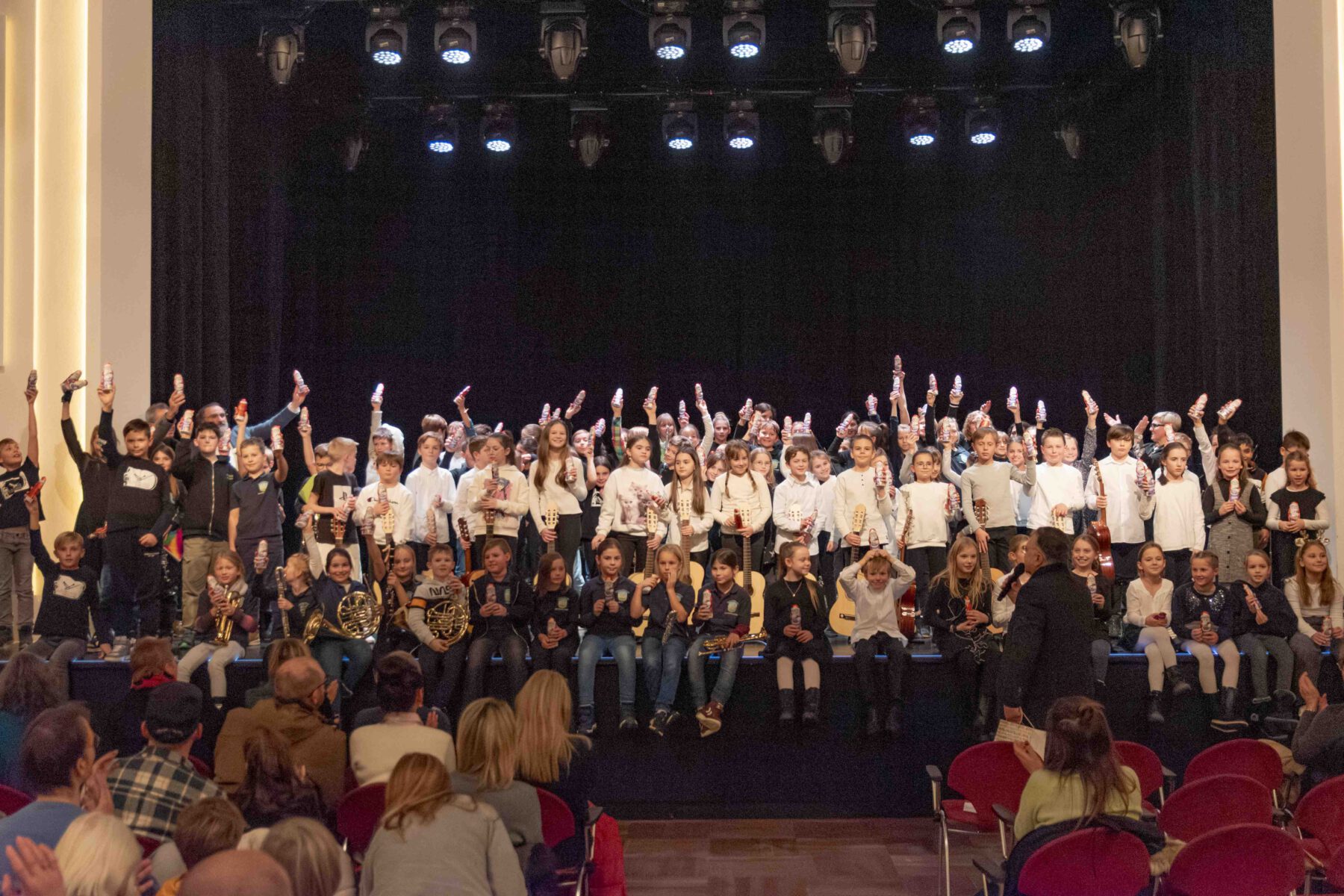 Am Ende des Nikolauskonzerts versammelten sich alle Kinder auf der Bühne, um ihren Schoko-Nikolaus abzuholen. © Stadt Burghausen/ebh