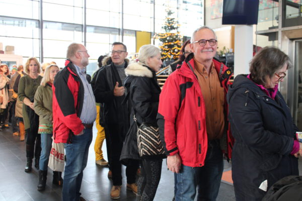 Fast Pole Position: Uwe Nagel wartete hinter acht anderen geduldig 1,5 Stunden vor der Verkaufsstelle im Bürgerhaus, um sich Karten für „Chapeau! Ball der Hüte“ zu sichern.