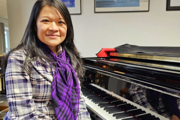Jeanne Yang, promovierte Pianistin, ist seit diesem Schuljahr Klavierlehrerin an der Musikschule Burghausen © Stadt Burghausen/ebh
