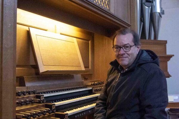 Heinrich Wimmer neben der Orgel in der Stadtpfarrkirche St. Jakob am Stadtplatz © Stadt Burghausen/ebh
