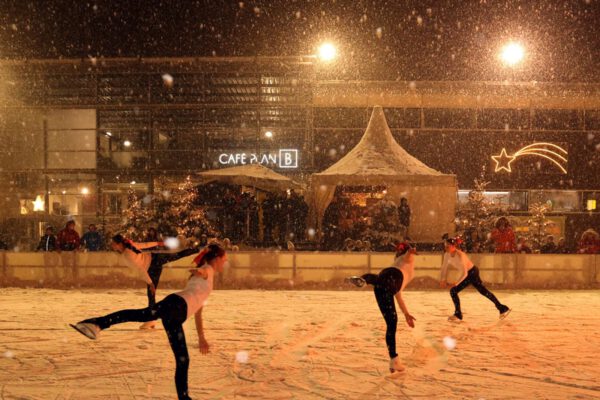 Am Silvestertag gibt es eine Kinderdisco, Kinderpunsch und Wiener am Eisplatz vor dem Bürgerhaus. Ab 22 Uhr öffnet außerdem ein Winterbiergarten. © Gerhard Nixdorf