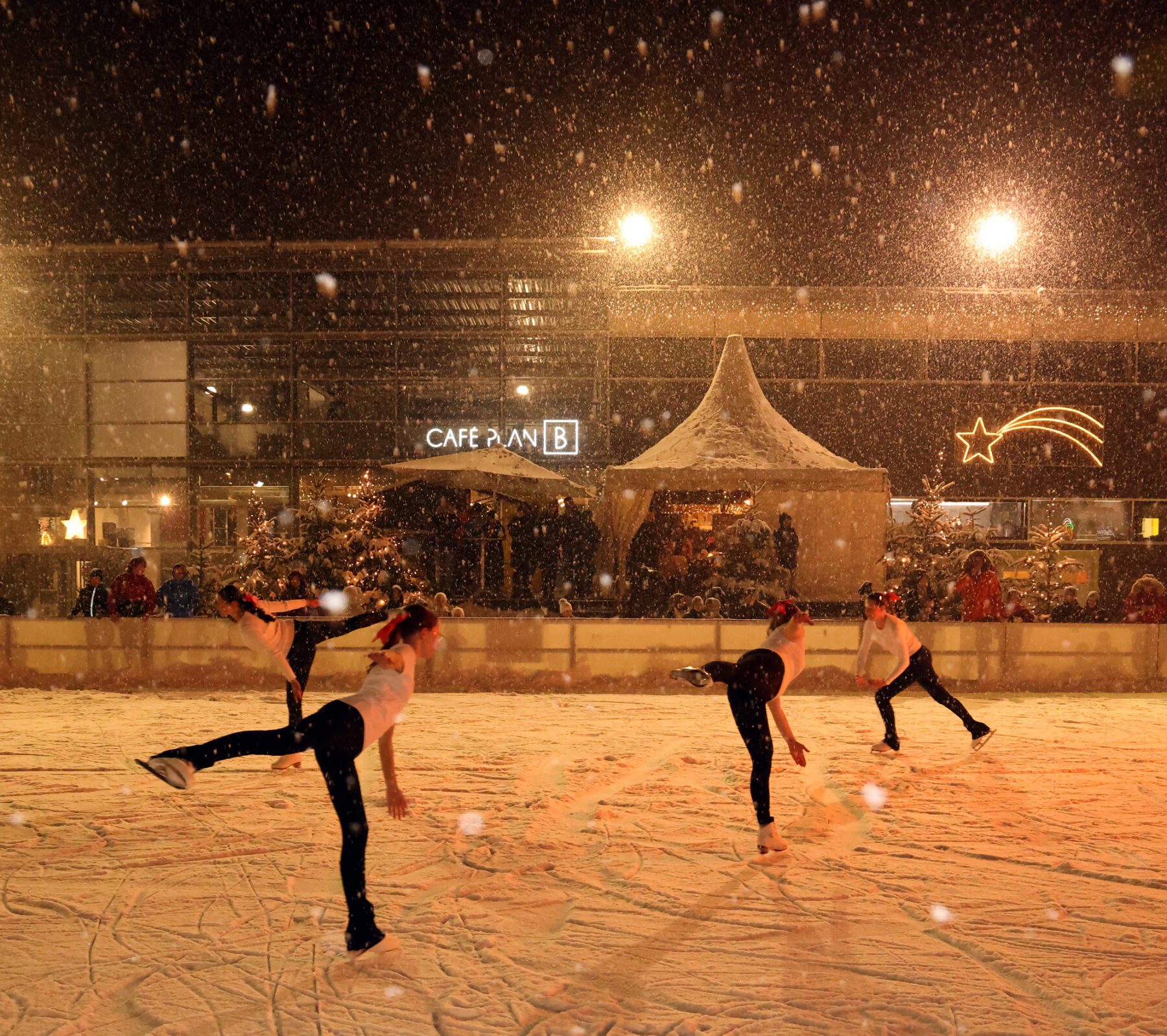 Am Silvestertag gibt es eine Kinderdisco, Kinderpunsch und Wiener am Eisplatz vor dem Bürgerhaus. Ab 22 Uhr öffnet außerdem ein Winterbiergarten. © Gerhard Nixdorf