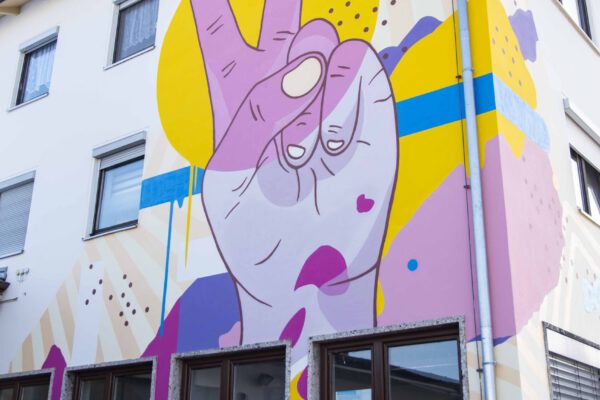 Nicht zu übersehen ist das JUZ mit seinem bunten Graffito an der Hauswand. Im JUZ finden regelmäßig Veranstaltungen statt. Außerdem haben Jugendliche dort die Möglichkeit zu chillen, sich mit Freunden zu treffen oder bei Problemen um Rat zu fragen. © Stadt Burghausen/ebh Nicht zu übersehen ist das JUZ mit seinem bunten Graffito an der Hauswand. Im JUZ finden regelmäßig Veranstaltungen statt. Außerdem haben Jugendliche dort die Möglichkeit zu chillen, sich mit Freunden zu treffen oder bei Problemen um Rat zu fragen. © Stadt Burghausen/ebh