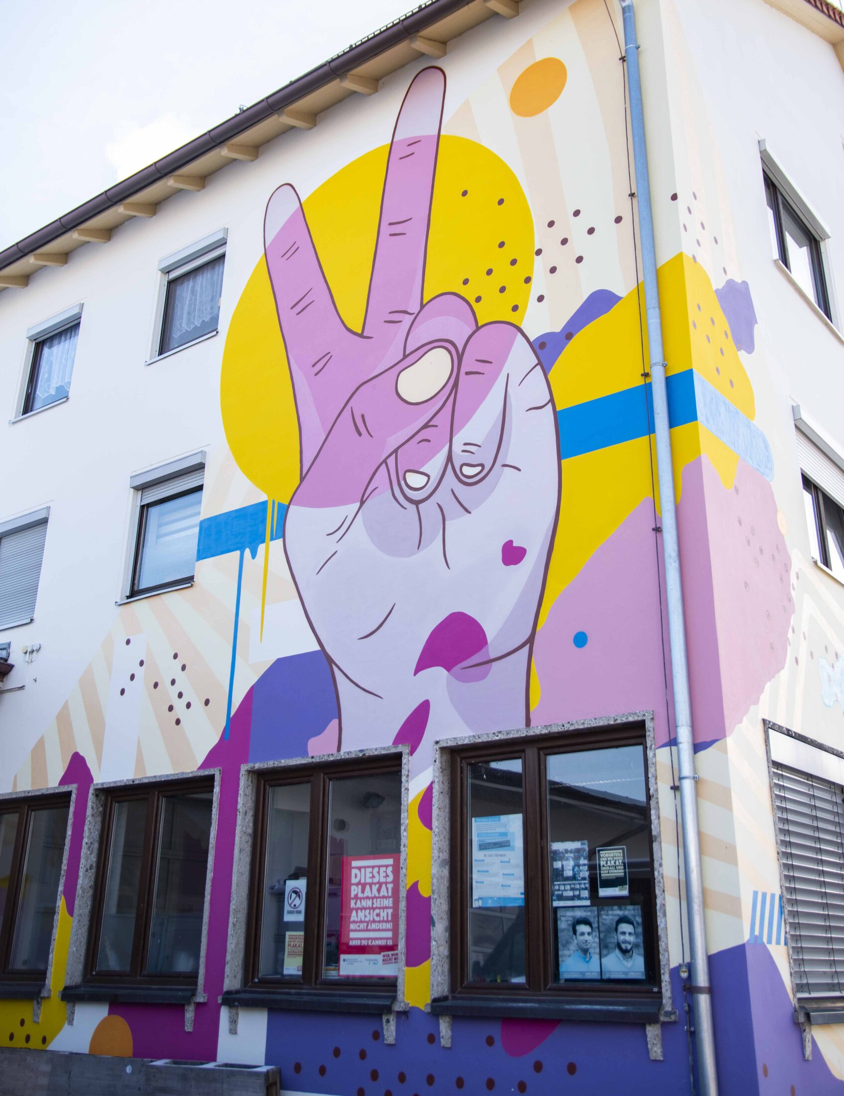 Nicht zu übersehen ist das JUZ mit seinem bunten Graffito an der Hauswand. Im JUZ finden regelmäßig Veranstaltungen statt. Außerdem haben Jugendliche dort die Möglichkeit zu chillen, sich mit Freunden zu treffen oder bei Problemen um Rat zu fragen. © Stadt Burghausen/ebh