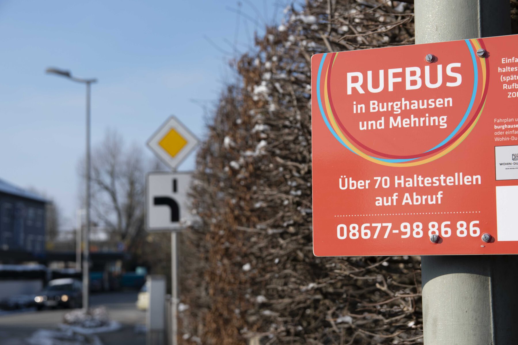 So sehen die Haltestellen des Rufbusses aus. Seit Anfang des Jahres fährt der Rufbus nun auch bis zur Unterhadermark. © Stadt Burghausen/ebh