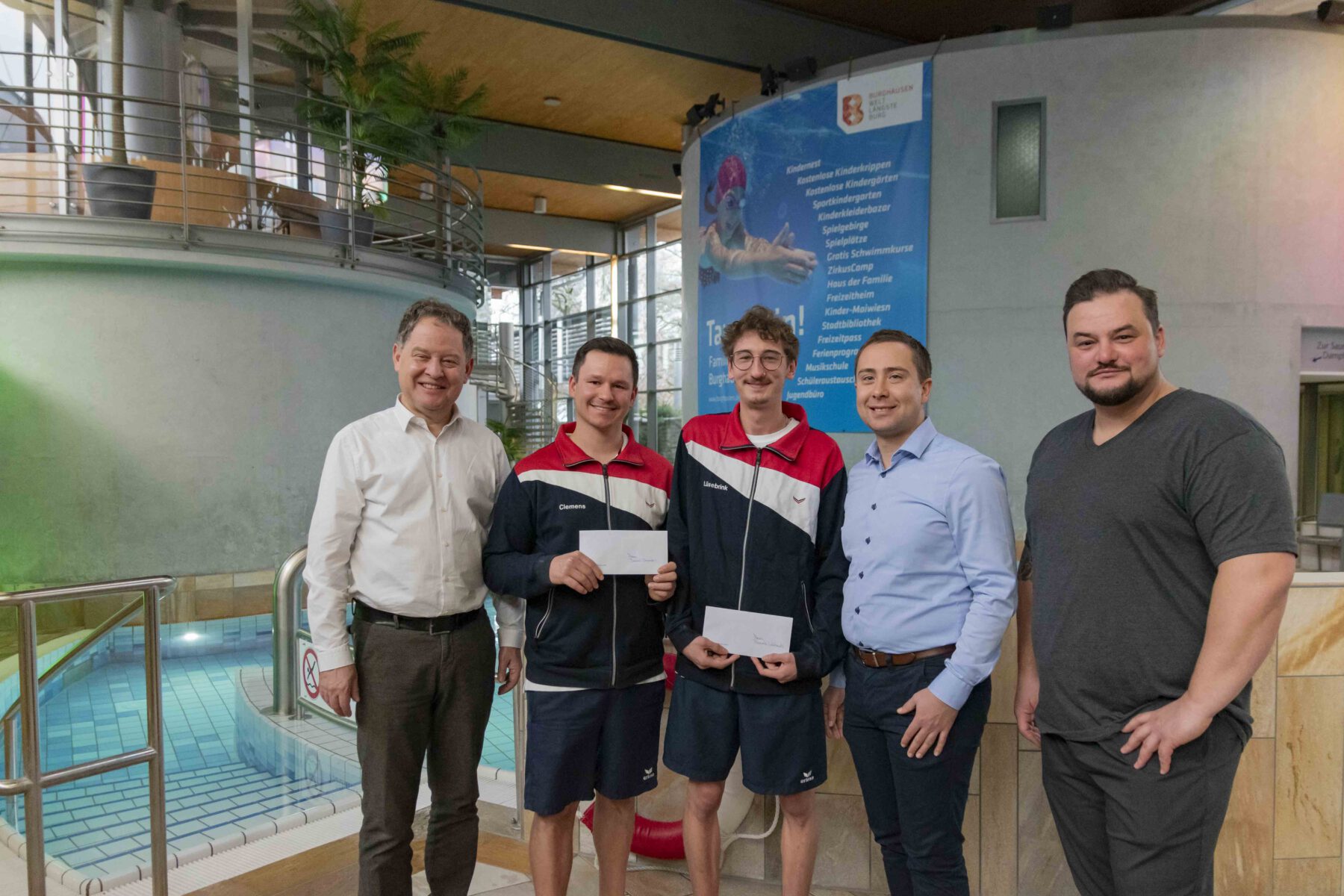 Lebensrettung im Hallenbad: Erster Bürgermeister Florian Schneider (l.) bedankte sich im Beisein von Stefan Sajdak und Florian Moser (r.), dem Leitungs-Duo der Bäder, bei Dennis Clemens (2. v. l.) und Dominik Lüsebrink, die am Silvestertag einen Jungen erfolgreich gerettet und reanimiert hatten. © Stadt Burghausen/ebh