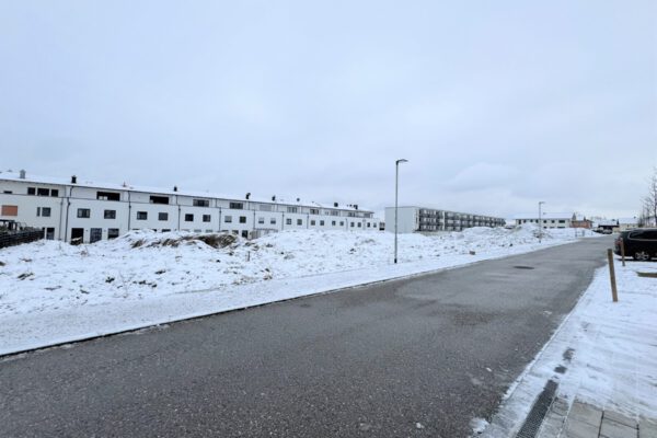 Auf den beiden insgesamt etwa 4.000 Quadratmeter großen Grundstücken der BuWoG an der Paul-Klee-Straße, wo jetzt noch so mancher Erdhügel liegt, entstehen bis Ende des Jahres 2026 circa 40 Wohnungen. © Markus Huber