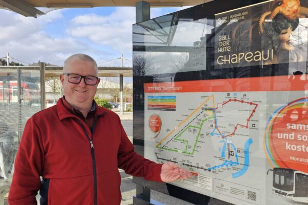 Martin Hinterwinkler, Mobilitätsbeauftragter der Stadt Burghausen, mit der digitalen Anzeigetafel am Busbahnhof © Stadt Burghausen/ebh