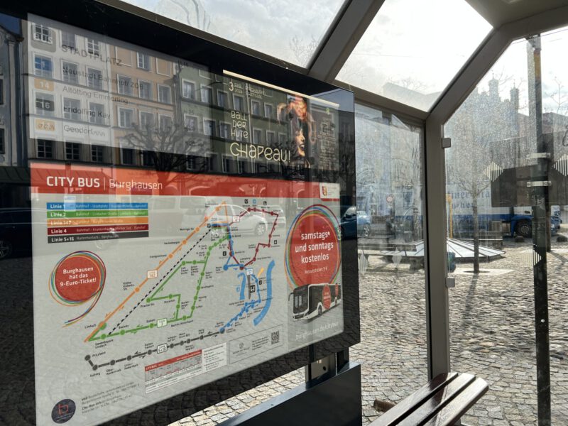 An der Bushaltestelle am Stadtplatz werden die Besucher des Stadtballs in Echtzeit informiert, wann der City-Bus kommt und sie kostenlos auf der Linie 1+2 nach Hause bringt. 