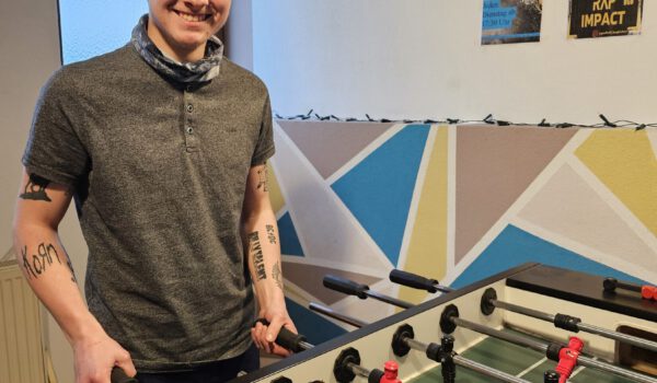 Kevin Schwahn, Praktikant im JUZ, etablierte während seines Praktikum wöchentliche Kicker-Turniere im JUZ. © Stadt Burghausen/ebh