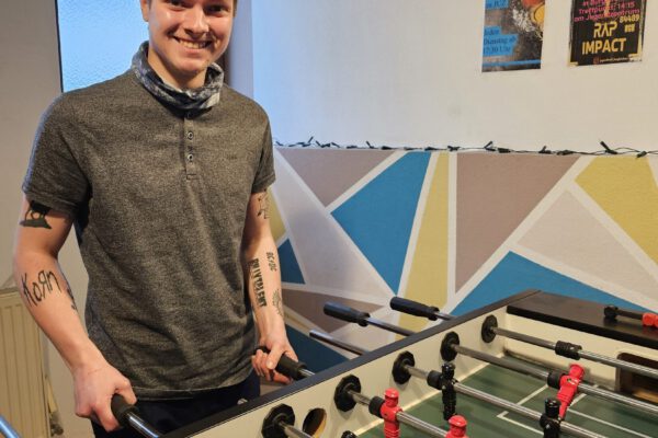 Kevin Schwahn, Praktikant im JUZ, etablierte während seines Praktikum wöchentliche Kicker-Turniere im JUZ. © Stadt Burghausen/ebh Kevin Schwahn, Praktikant im JUZ, etablierte während seines Praktikum wöchentliche Kicker-Turniere im JUZ. © Stadt Burghausen/ebh