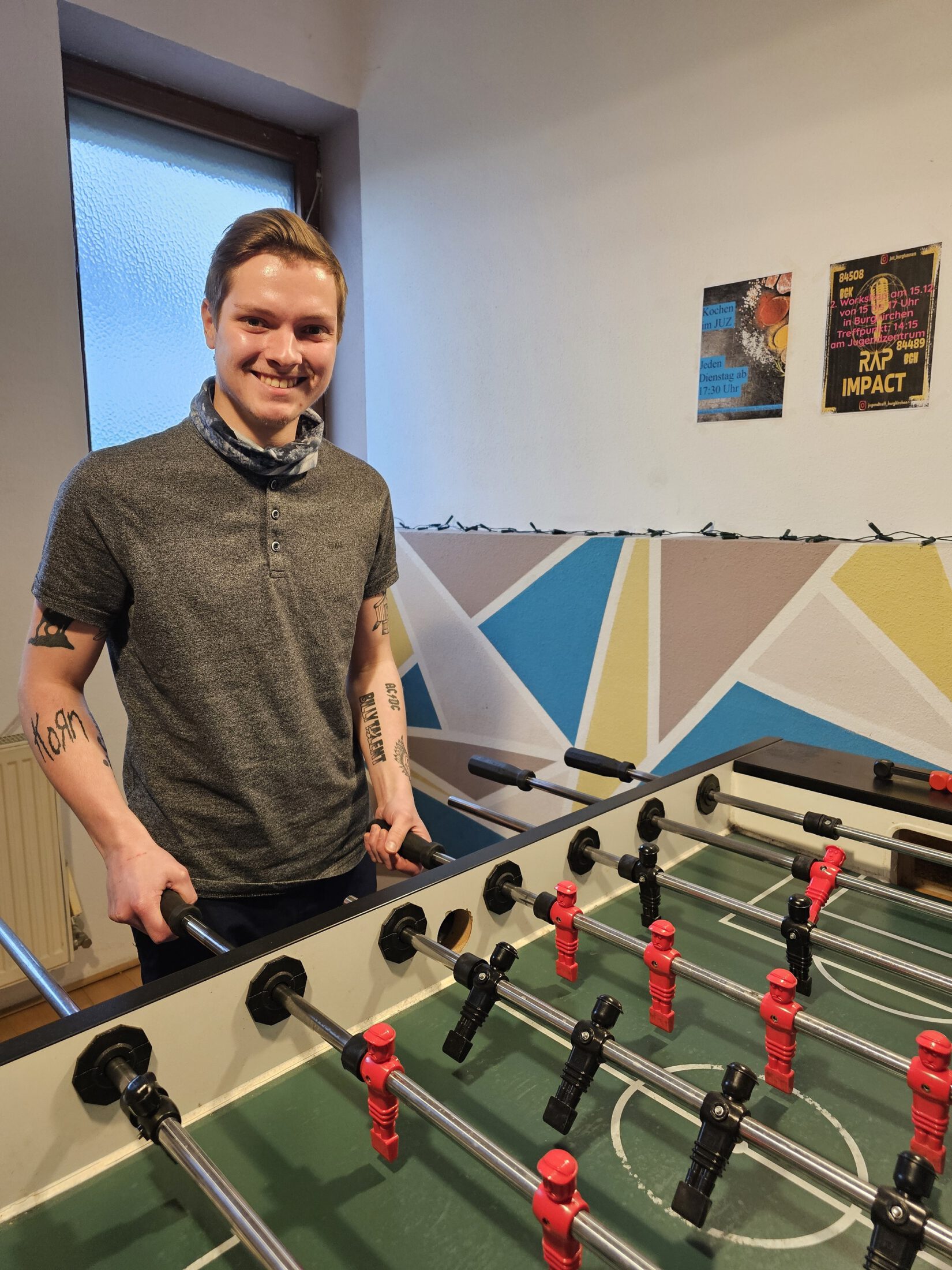 Kevin Schwahn, Praktikant im JUZ, etablierte während seines Praktikum wöchentliche Kicker-Turniere im JUZ. © Stadt Burghausen/ebh