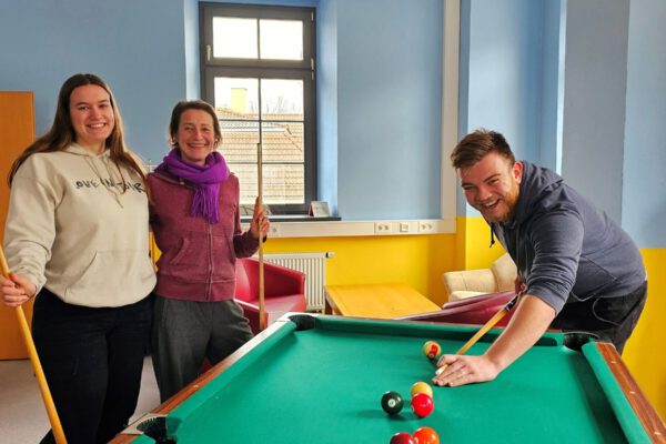 Das Team des FZH probiert den Billardtisch im neuen Spieleraum aus. Der Spieleraum muss nicht gemietet werden, sondern steht alle zu den Öffnungszeiten des Freizeitheims offen © Stadt Burghausen/ebh Das Team des FZH probiert den Billardtisch im neuen Spieleraum aus. Der Spieleraum muss nicht gemietet werden, sondern steht alle zu den Öffnungszeiten des Freizeitheims offen © Stadt Burghausen/ebh