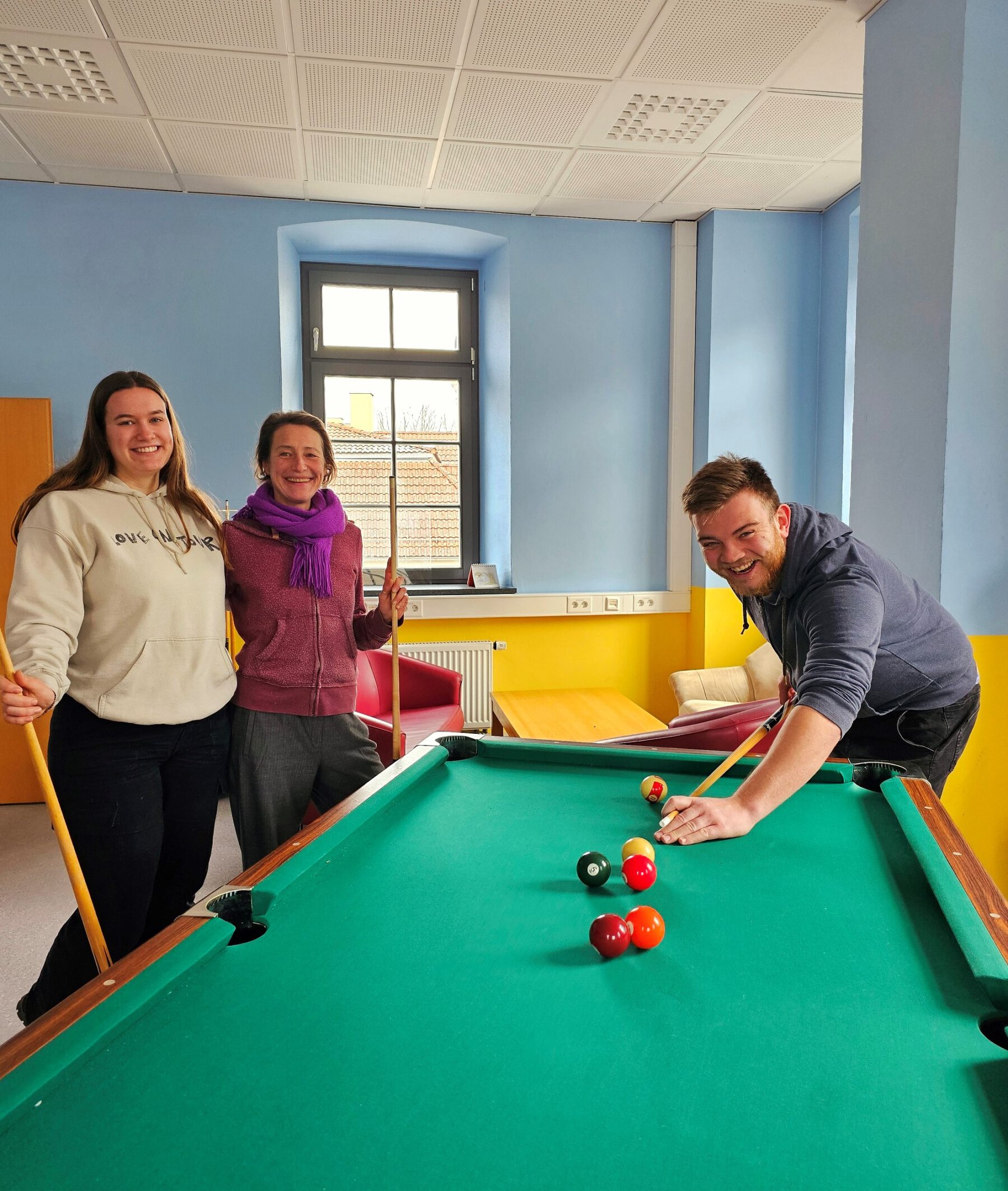 Das Team des FZH probiert den Billardtisch im neuen Spieleraum aus. Der Spieleraum muss nicht gemietet werden, sondern steht alle zu den Öffnungszeiten des Freizeitheims offen © Stadt Burghausen/ebh