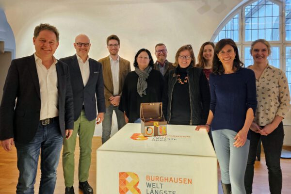 Erster Bürgermeister Florian Schneider, Prof. Dr. Jan-Diederich Lüken, Philipp Berndl, Petra Köberl und Christian Haas, Studierende am Campus Burghausen, Birgit Reineke-Reiprich, Leiterin des Kulturbüros, Sarah Freudlsperger, Leiterin des Umweltamts, Prof. Dr. Silvia Seibold und Verena Steiner, Klimaschutzmanagerin der Stadt Burghausen. © Stadt Burghausen/ebh Erster Bürgermeister Florian Schneider, Prof. Dr. Jan-Diederich Lüken, Philipp Berndl, Petra Köberl und Christian Haas, Studierende am Campus Burghausen, Birgit Reineke-Reiprich, Leiterin des Kulturbüros, Sarah Freudlsperger, Leiterin des Umweltamts, Prof. Dr. Silvia Seibold und Verena Steiner, Klimaschutzmanagerin der Stadt Burghausen. © Stadt Burghausen/ebh