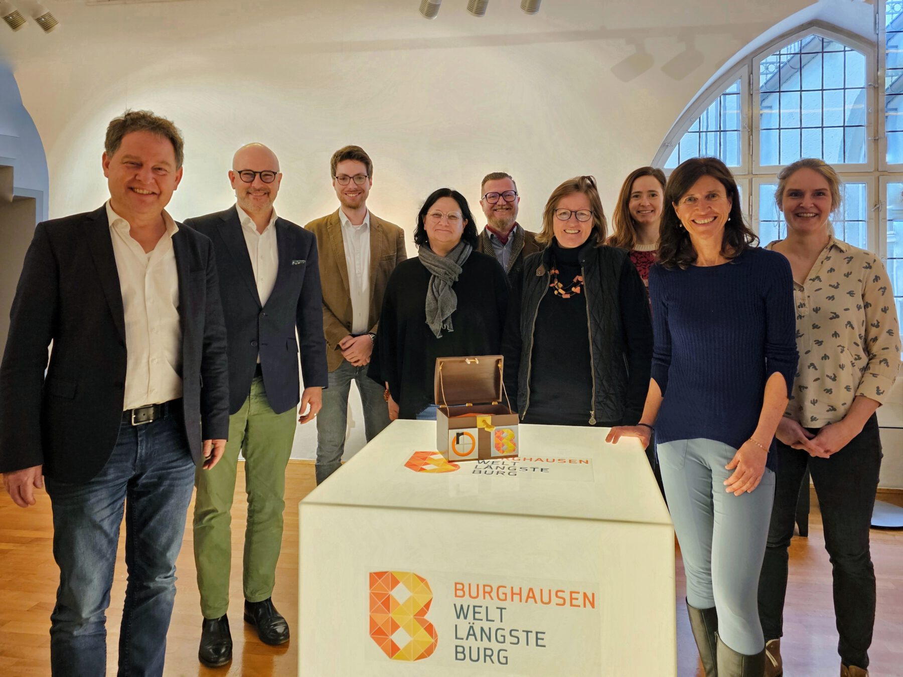 Erster Bürgermeister Florian Schneider, Prof. Dr. Jan-Diederich Lüken, Philipp Berndl, Petra Köberl und Christian Haas, Studierende am Campus Burghausen, Birgit Reineke-Reiprich, Leiterin des Kulturbüros, Sarah Freudlsperger, Leiterin des Umweltamts, Prof. Dr. Silvia Seibold und Verena Steiner, Klimaschutzmanagerin der Stadt Burghausen. © Stadt Burghausen/ebh