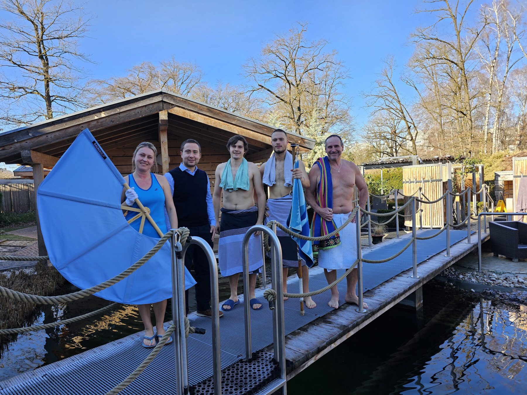 Freuen sich über den neuen Besucherrekord in der Sauna: Joanna Stepinski, Teamleiterin der Sauna, Bäderleiter Stefan Sajdak, Leon Biedersberger, Fachangestellter für Bäderbetriebe, Eric Hamann, Azubi zum Fachangestellten für Bäderbetriebe, und Ronald Maier, Rettungsschwimmer und Aushilfe in der Sauna. © Stadt Burghausen/ebh