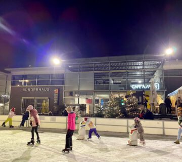 Nach den Faschingsferien 2024 werden die beiden Eisflächen am Bürgerplatz abgebaut. Am 16. Februar findet nochmal eine Eisdisco statt. © Stadt Burghausen/köx