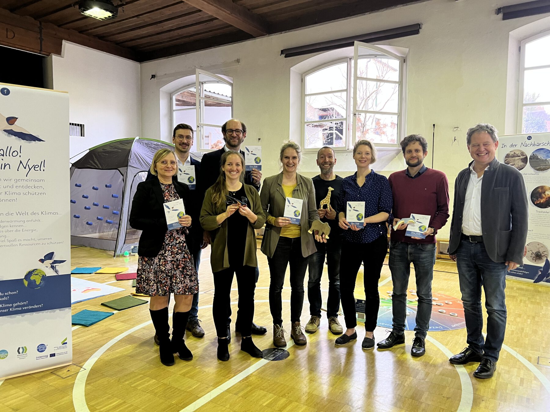 Rektorin Julia Schumergruber (Hans Stethaimer Schule), Martin Hofbauer (LRA Rottal-Inn), Angelika Wimmer (KEM Oberinnviertel), Fabian Wenger (KEM Mattigtal), Verena Steiner (Klimaschutzmanagerin Stadt Burghausen), Dritter Bürgermeister Stefan Angstl, Eva Zangerle (Produktion, Design & Konzeption der Ausstellung), Stefan Sowa (LRA Altötting), Erster Bürgermeister Florian Schneider © Stadt Burghausen/köx