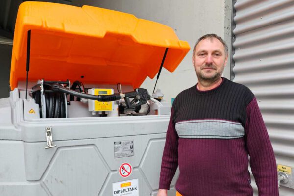 Georg Schnaitl, stellvertretender Leiter des Bauhofs vor den Tanks mit dem HVO 100-Diesel am Bauhof. Nach und nach soll möglichst der gesamte Fuhrpark des Bauhofs mit dem nachhaltigen Kraftstoff fahren. Foto Stadt Burghausen/ebh Georg Schnaitl, stellvertretender Leiter des Bauhofs vor den Tanks mit dem HVO 100-Diesel am Bauhof. Nach und nach soll möglichst der gesamte Fuhrpark des Bauhofs mit dem nachhaltigen Kraftstoff fahren. Foto Stadt Burghausen/ebh