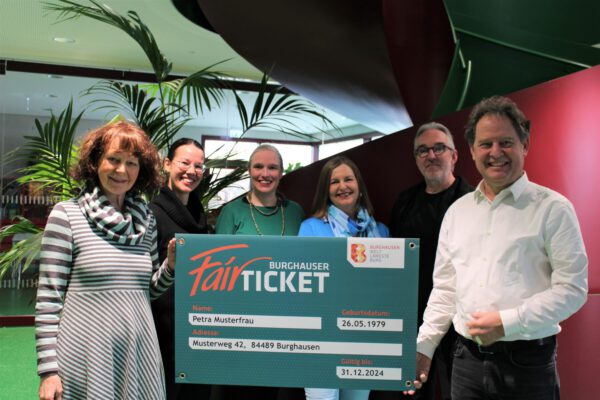 Schreiben soziale Gerechtigkeit groß: (v. li.) Sozialreferentin Sabine Bachmeier, Christine Auberger, Leiterin Haus der Familie, Elli Huster, Bürgerinsel, Elisabeth Rummert, Leiterin Sozialamt, Hannes Schwankner, Leiter Jugendarbeit, Florian Schneider, Erster Bürgermeister Foto Stadt Burghausen/sast Schreiben soziale Gerechtigkeit groß: (v. li.) Sozialreferentin Sabine Bachmeier, Christine Auberger, Leiterin Haus der Familie, Elli Huster, Bürgerinsel, Elisabeth Rummert, Leiterin Sozialamt, Hannes Schwankner, Leiter Jugendarbeit, Florian Schneider, Erster Bürgermeister Foto Stadt Burghausen/sast