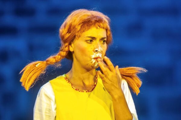 Carmen Jahrstorfer lädt zum Theaterworkshop des neuen Spielraum Theaterclubs im Haus der Familie. Fotocredit: Carmen_Jahrstorfer_Pippi_c_FrankWunderatsch