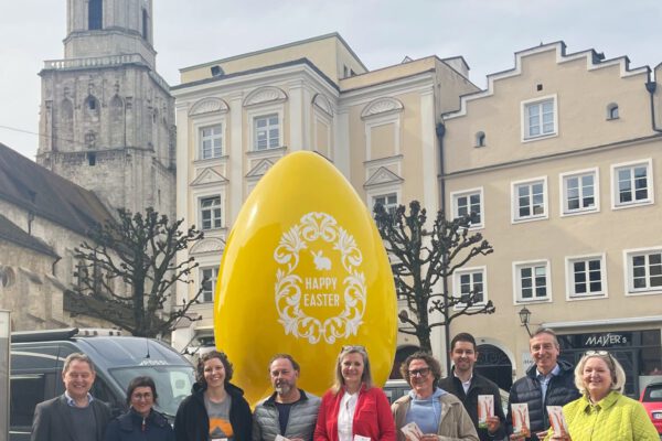 IMG_4405_cut Startschuss für die diesjährige Eiersuche – v.li. Florian Schneider (Erster Bürgermeister der Stadt Burghausen), Sigrid Resch (Geschäftsführerin der Burghauser Touristik) und viele Eierpaten Fotocredit: Burghauser Touristik