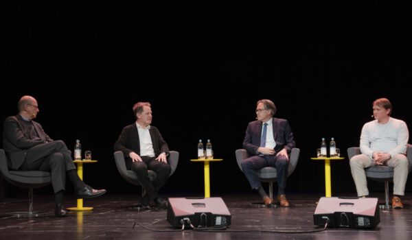 Auf dem Podium des ersten Burghauser Energiegipfels am 26. März 2024 diskutierten Dr. Peter von Zumbusch (v.l.), Erster Bürgermeister Florian Schneider, Prof. Dr. Frank Messerer sowie TenneT-Vertreter Markus Lieberknecht © Stadt Burghausen/ebh