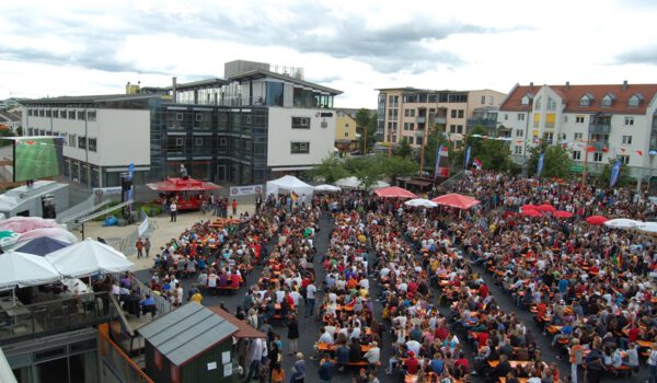 So wie zur WM 2006 wird es zur Fußball-EM 2024 wieder ein großes Public Viewing auf dem Bürgerplatz geben. Fotocredit Herbert Öller