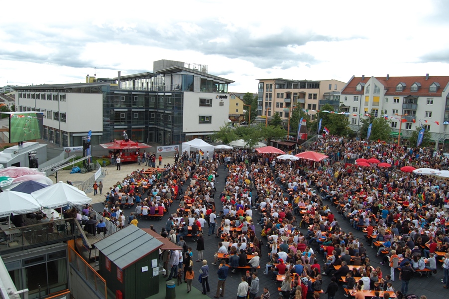 So wie zur WM 2006 wird es zur Fußball-EM 2024 wieder ein großes Public Viewing auf dem Bürgerplatz geben. Fotocredit Herbert Öller